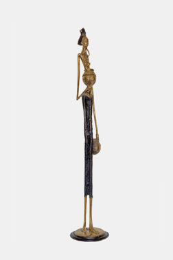 Statue longiline de Jeune femme Dogon aux calebasses - bronze