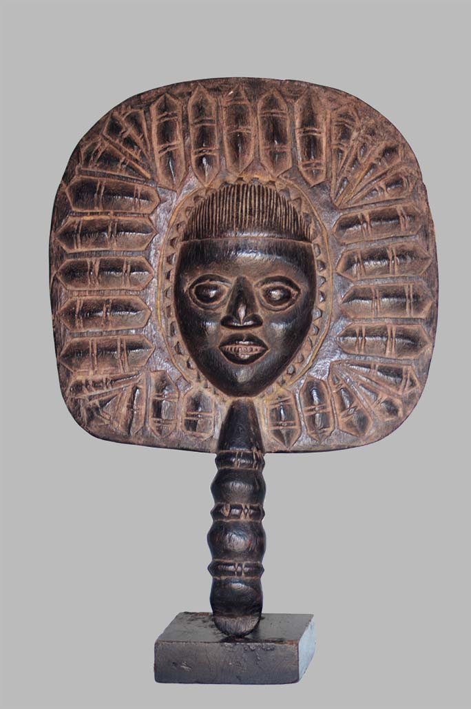 eventail yoruba en bois Abebe taillé dans un seul morceau de bois